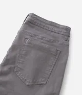 Pantalón de sarga corte súper skinny, color beige, con cierre de botón y cremallera, bolsillos laterales y traseros.
