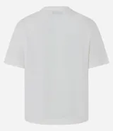 Remera de corte box, levemente amplia, confeccionada en algodón. Presenta cuello redondo, mangas cortas y un diseño de flor bordada en hilo negro en la parte delantera.