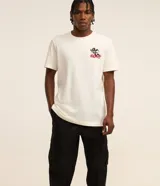 Pantalón cargo recto color beige, con cintura elástica ajustable con cordón, bolsillos laterales tipo cargo con solapa y bolsillos con cremallera.