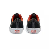 Championes Vans modelo Skate Old Skool en colaboración con Spitfire, de color negro con paneles laterales en lona verde oliva y detalles en naranja vibrante. Presentan suela blanca con diseño texturizado y ojales metálicos dorados.