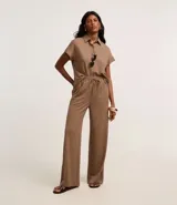 Pantalón recto color marrón claro, confeccionado en tejido orly con viscosa certificada, cintura elastizada con lazo ajustable.