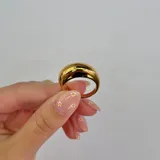 Anillo dorado de acero inoxidable, con forma de domo.