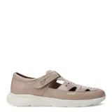 Sandalias de cuero color marrón con diseño calado en la parte superior, cierre de velcro lateral y suela de goma blanca.