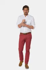 Pantalón de gabardina de corte recto y cinco bolsillos, con diseño liso y trabillas para cinturón.