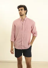 Camisa de manga larga confeccionada en una mezcla de algodón y lino, con cuello abotonado, cierre frontal de botones y un bolsillo en el pecho.
