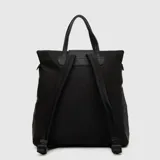 Mochila convertible en tote bag de diseño minimalista, color verde oscuro con acabado impermeable. Cuenta con asas superiores y detalles en cuero sintético gris, cierre superior y un llavero decorativo con la letra B en color turquesa.