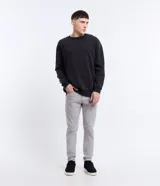 Pantalón skinny de sarga color gris, de corte ajustado y tiro medio, con bolsillos laterales y traseros.