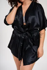 Bata corta de satén color negro, con mangas cortas y lazo para ajustar en la cintura.