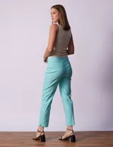Pantalón verde esmeralda de gabardina elastizada, marca Zac & Rachel, de corte recto con pretina ancha pespunteada y largo al tobillo. Presenta bolsillos simulados.