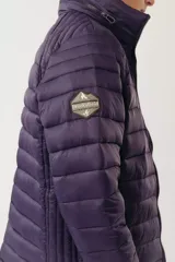 Campera puffer de diseño acolchado en color azul oscuro, con cuello elevado, cierre frontal completo y bolsillos laterales con cierre. Incluye un bolsillo adicional en el pecho y capucha oculta.