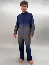 Camisa de lana color gris con cuello mao, corte recto y mangas largas con detalle texturizado. Presenta cierre invisible en el escote superior y tajos laterales.