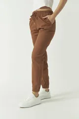 Pantalón negro deportivo de tiro alto con cintura ajustable y puños.