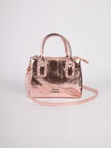 Cartera mini tipo tote color rosa metalizado, con doble asa de mano y correa larga desmontable y ajustable.