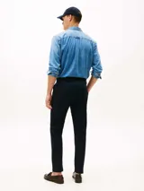 Pantalón de sarga con diseño de cuatro bolsillos, cierre de botón y cremallera, y logo bordado en el bolsillo trasero.