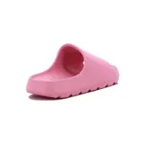 Chanclas Diadora modelo Bali de color rosado, con diseño deslizante de una sola tira ancha y suela texturizada con amortiguación.