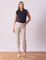 Pantalón de gabardina elastizada color beige, marca Tahari. Corte slim, pretina con pasadores, cierre y broche interno. Delantera y trasera con bolsillos.