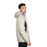 Campera deportiva Umbro con capucha, cierre frontal completo y bolsillos laterales. Diseño en color beige con paneles laterales en negro y logo de la marca bordado en naranja en el pecho.