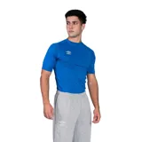 Remera térmica de manga corta Umbro, diseñada con tecnología HeatLock para conservar el calor corporal y evacuar la humedad. Presenta un ajuste al cuerpo y cuello redondo, con el logo de la marca estampado en el pecho.