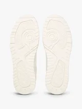 Zapatillas de baloncesto Tommy Hilfiger de corte bajo, color blanco con paneles de ante en mezcla de texturas a tono y suela bitonal de goma. Presenta cordones al tono, detalles de ventilación y el logo de la marca en relieve en el lateral.