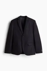 Blazer slim fit de lino liviano color negro, con solapas de muesca, botonadura sencilla de dos botones y bolsillos con solapa.