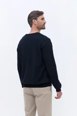 Sweater de cuello redondo con frente texturizado y mangas y espalda lisas. Confeccionado en algodón, presenta un diseño versátil ideal para usar en capas.