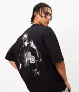 Remera negra de algodón con corte oversized, cuello redondo y mangas cortas. Presenta un gran estampado en la espalda con la imagen en blanco y negro del rapero Snoop Dogg y una estampa más pequeña en el frente.