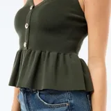 Top de punto fino color verde militar, con escote en V, tirantes anchos y cierre frontal de botones dorados. Presenta un diseño ajustado en el torso con detalle de volados en el bajo con una pequeña abertura central.