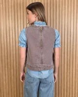 Chaleco marrón de denim con pespuntes en contraste, cuello redondo y cierre frontal con botones.