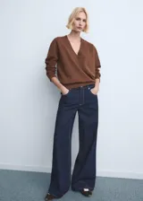 Jeans de tiro alto y corte wide leg, confeccionados en denim azul oscuro con costuras en contraste.