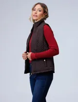 Chaleco negro capitoneado con abertura central con cierre, bolsillos delanteros con botones y forro de abrigo.