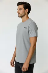 Remera de manga corta color negro, de algodón, con cuello redondo y diseño holgado con estampa frontal.