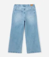 Pantalón de jean de tiro alto, color celeste claro con efecto degradado (más claro en el centro de los muslos). Corte wide leg, ancho desde la cadera hasta el tobillo.