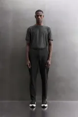 Pantalón de entrenamiento slim fit Zara Athleticz color negro, confeccionado en tejido técnico ligero y elástico con estructura combinada a contraste. Cuenta con cintura elástica ajustable con cordón, bolsillos frontales y trasero con cierre de cremallera, y bajo ajustable con cremallera en los laterales.
