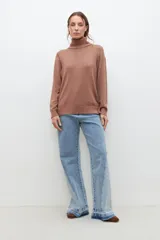 Polera negra de cuello alto y manga larga.