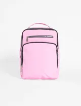 Mochila de nylon color rosado con compartimento principal y bolsillo frontal, ambos con cierre de cremallera en contraste negro.