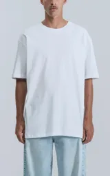 Remera de corte relaxed, color blanco, con cuello redondo, mangas cortas con hombros caídos y silueta amplia.