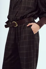 Pantalon de vestir tiro alto corte ancho confeccionado en tela a cuadros.
