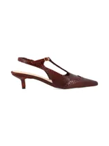 Zapato slingback tipo oxford con textura símil cocodrilo, color bordó, de taco fino bajo, punta fina, tiras en T y tira ajustable con hebilla en el talón.