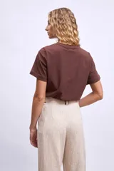 Remera de manga corta color marrón, con cuello redondo y corte recto.