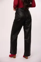 Pantalon de corte recto confeccionado en eco cuero color marrón, con cierre frontal y bolsillos laterales.