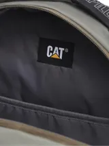 Mochila urbana Cat modelo Explorer, color gris, con compartimento principal, bolsillo frontal con cierre y bolsillos laterales de malla. Cuenta con panel trasero y correas acolchadas, y detalle de logo reflectante.