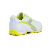 Championes de fútbol sala Diadora modelo Goal, color blanco con detalles en amarillo neón y plateado. Presentan una suela de goma amarilla diseñada para superficies de interior, cordones amarillos y el logo de la marca en el lateral.