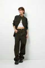 Jean oversized de tiro bajo color negro, con grandes bolsillos traseros.