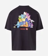 Remera boxy de algodón gris oscuro, con cuello redondo, mangas cortas y estampa localizada en el pecho con personajes de Los Cariñositos y Hello Kitty interactuando con estrellas.