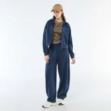 Pantalón de jogging azul marino con diseño de corte barrel y cintura elástica.