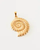 Dije en forma de caracol amonita con acabado dorado brillante, diseñado para ser utilizado en cadenas o cordones.