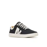 Championes Merrell modelo Cygnet Canvas, color negro con gran letra "M" blanca en el lateral, suela cupsole blanca y cordones claros.