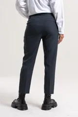 Pantalon sastrero de corte recto y tiro medio, con bolsillos laterales y cierre frontal con boton.