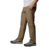 Pantalón de corte recto en color beige, con diseño funcional que incluye bolsillos laterales, bolsillos de seguridad con cierre y bolsillo específico para herramientas. Confeccionado con tecnología de protección solar.