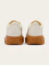 Zapatillas Sorel modelo Ona Ave Low Sneaker, color blanco con suela de plataforma alta de goma marrón estriada. Cuenta con cordones tonales, ojetes dorados y logo Sorel impreso en dorado en el lateral.